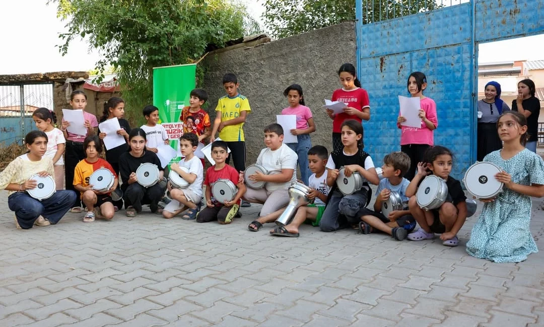 Diyarbakır Büyükşehir Belediyesi’nin kırsal mahallelerdeki çocukları müzik, oyun ve kültür-sanat