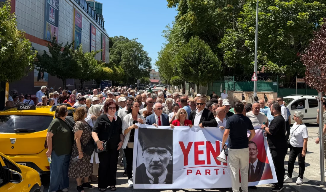 CHP Düzce İl Başkanlığı binası önünde bir araya gelen partililer,