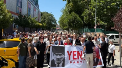 CHP Düzce İl Başkanlığı binası önünde bir araya gelen partililer,