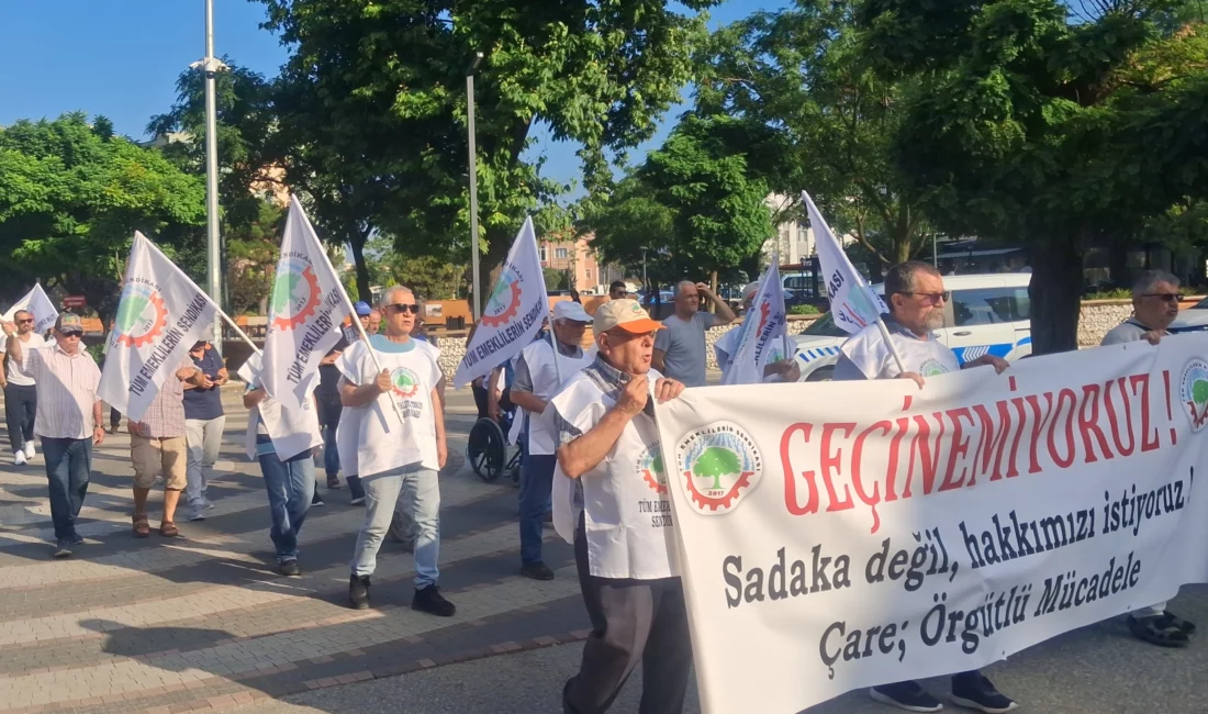 Emekli Sendikaları Platformu'nun ilk ortak eylemi Keşan'da gerçekleştirildi. "Geçinemiyoruz" sloganıyla