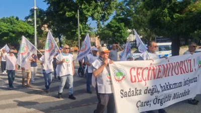 Emekli Sendikaları Platformu'nun ilk ortak eylemi Keşan'da gerçekleştirildi. "Geçinemiyoruz" sloganıyla
