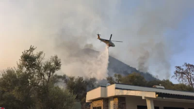 Muğla’nın Fethiye ilçesinde orman dışı alanda başlayan yangın, ekiplerin müdahalesiyle
