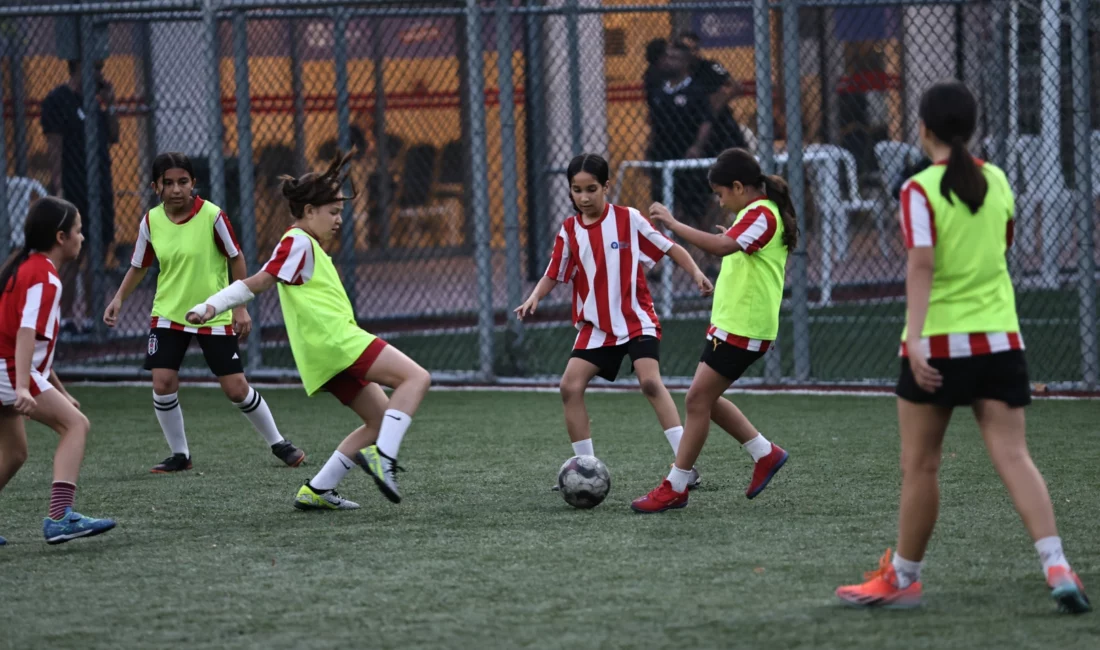 Antalya Büyükşehir Belediyesi Futbol Akademisi, yaz okulu programı kapsamında çocukları