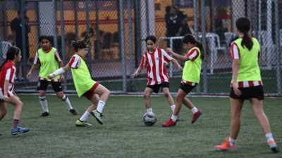 Antalya Büyükşehir Belediyesi Futbol Akademisi, yaz okulu programı kapsamında çocukları