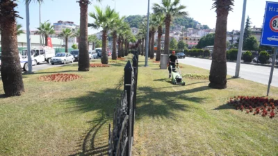 Giresun Belediyesi Park ve Bahçeler Müdürlüğü ekipleri, vatandaşlara daha temiz,