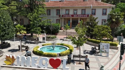 İnegöl Belediye Başkanı Alper Taban, eski belediye binasının Gençlik ve