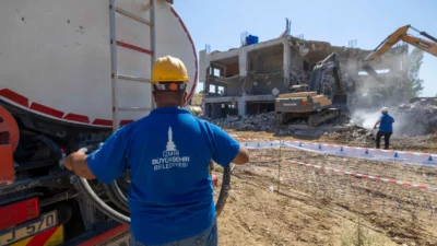 Kaçak yapılaşmayla mücadele eden İzmir Büyükşehir Belediyesi  ekipleri 122