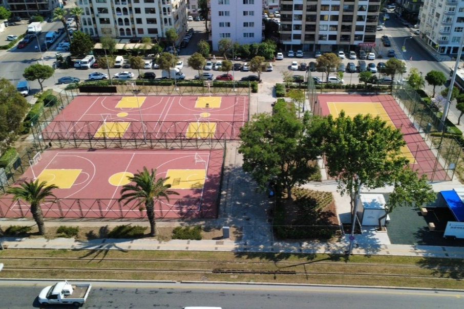 İzmir Büyükşehir Belediyesi’nin Türkiye’de ilk defa hayata geçirdiği spor istasyonlarının