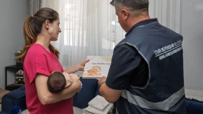 İzmir Büyükşehir Belediyesi, gebelik sürecinden itibaren ailelerin kapısını çalıyor. Uzman