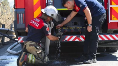 Bornova ilçesi Gökdere Mahallesi’nde çıkan orman yangınına İzmir İtfaiyesi ile