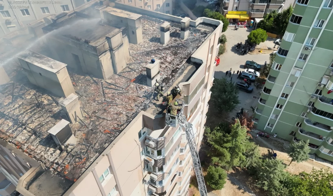 İzmir’in Menemen ilçesinde 10 katlı bir binanın çatısında yangın çıktı.