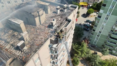 İzmir’in Menemen ilçesinde 10 katlı bir binanın çatısında yangın çıktı.