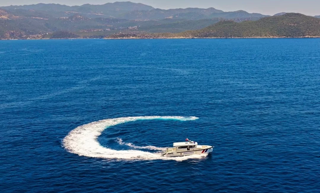 Antalya'da Kaş Asayiş Bot Timi, denizlerde huzur ve güvenliği sağlamak