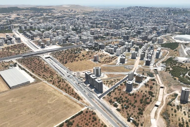 Kent genelinde ulaşım yatırımlarını sürdüren Şanlıurfa Büyükşehir Belediyesi, Karaköprü Batıkent