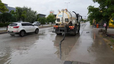Keçiören Belediyesi ekipleri ilçede etkili olan sağanak yağışın ardından meydana