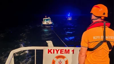 Çanakkale Kilitbahir önlerinde içinde 9 kişinin bulunduğu tekne, Kıyı Emniyeti