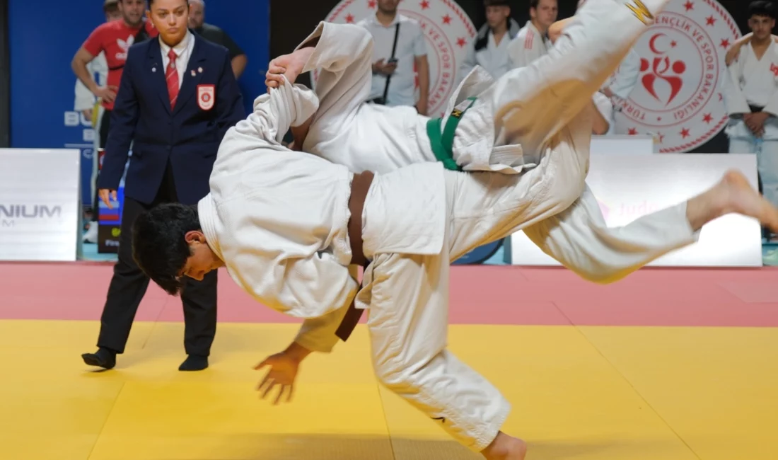 Kocaeli Büyükşehir Belediyesi’nin ev sahipliğinde düzenlenen Emre Yazgan Uluslararası Judo Turnuvası’nda