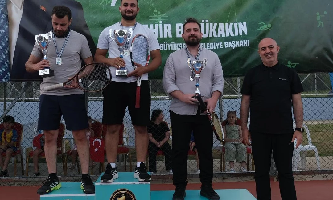 Kocaeli Büyükşehir Belediyesi tarafından gerçekleştirilen Herkes İçin Spor Tenis Turnuvası’nda