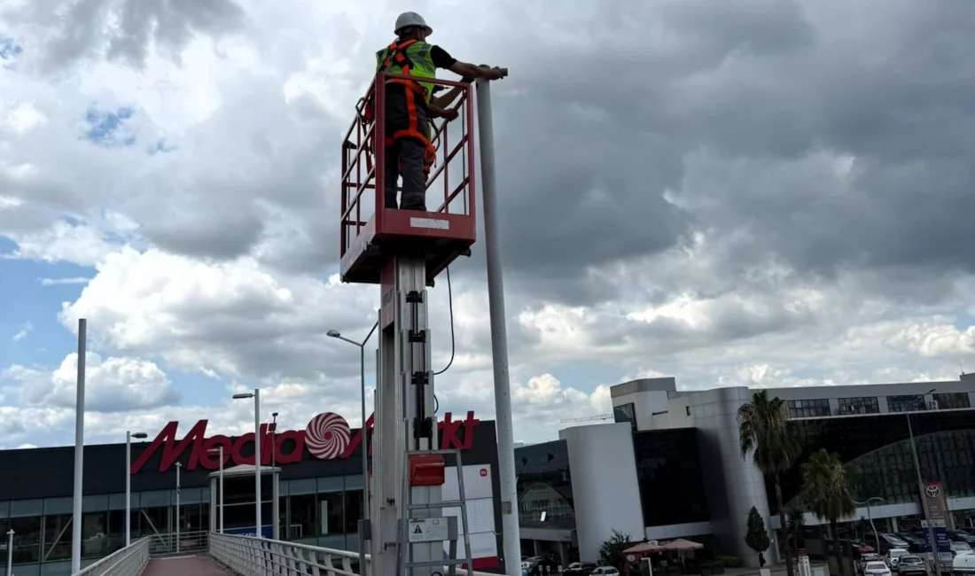 Kocaeli Büyükşehir Belediyesi, kent genelinde bulunan üst geçitlerin güvenli ve