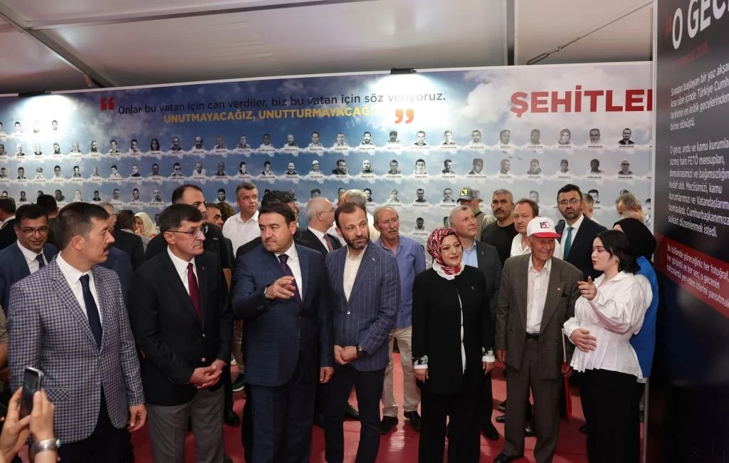 Kütahya Belediye Başkanı Eyüp Kahveci, Zafer Meydanı Valilik Binası önünde