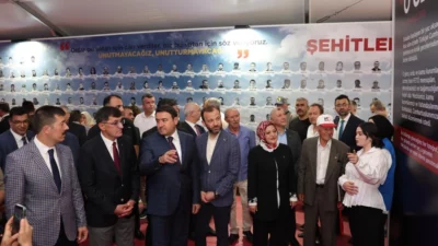 Kütahya Belediye Başkanı Eyüp Kahveci, Zafer Meydanı Valilik Binası önünde