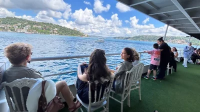 Maltepeli kadınlar, İstanbul Büyükşehir Belediyesi’nin düzenlediği etkinlikte Boğaz’ın tadını çıkardı. 