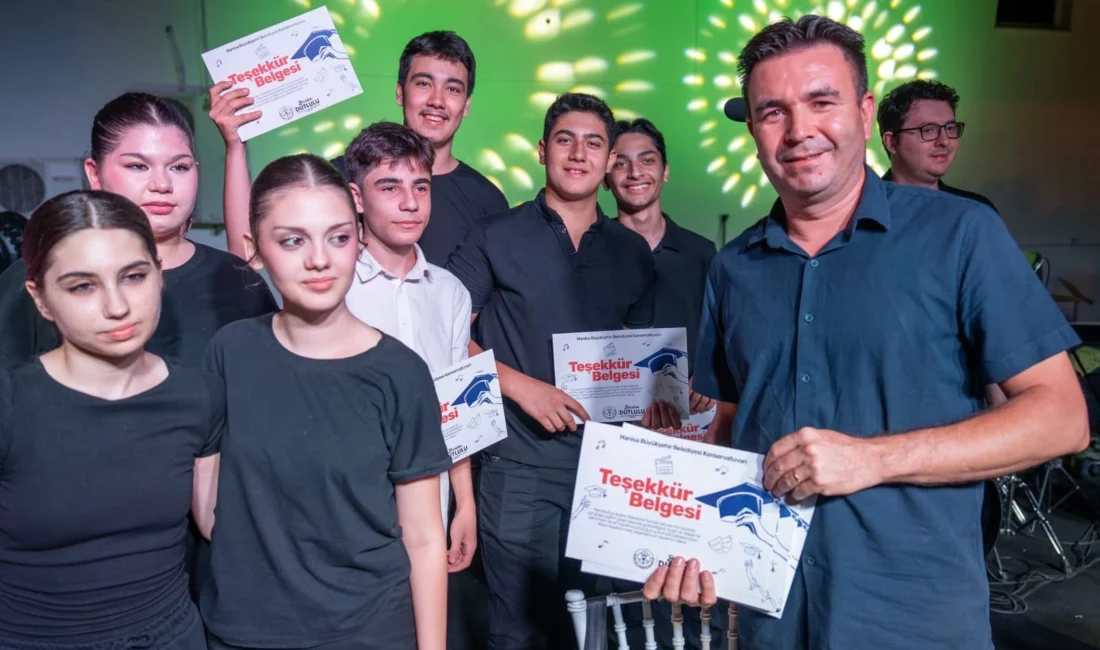 MANİSA (İGFA) – Manisa Büyükşehir Belediyesi Konservatuvarı öğrencileri, tiyatrodan müziğe,