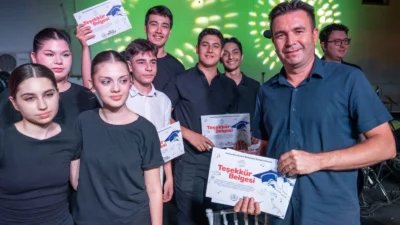 MANİSA (İGFA) – Manisa Büyükşehir Belediyesi Konservatuvarı öğrencileri, tiyatrodan müziğe,
