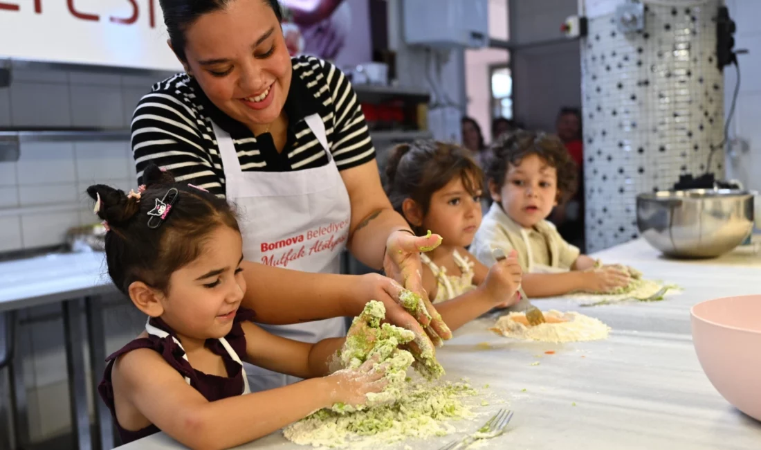 Bornova Belediyesi'nin düzenlediği "Minik Şefler Tatilde Mutfakta" etkinliği, başladı. Pastacılık