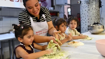 Bornova Belediyesi'nin düzenlediği "Minik Şefler Tatilde Mutfakta" etkinliği, başladı. Pastacılık