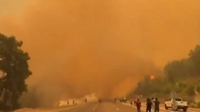 Muğla’nın Seydikemer ilçesinde ormanlık alanda başlayan yangın, şiddetli rüzgarın da