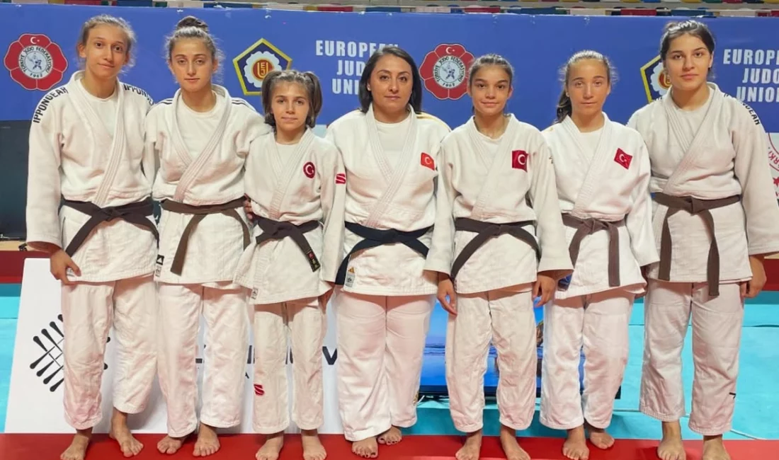 Osmangazi Belediyespor'un altyapısından yetişen 6 milli judocu ile antrenör Tuğba