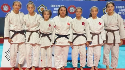 Osmangazi Belediyespor'un altyapısından yetişen 6 milli judocu ile antrenör Tuğba