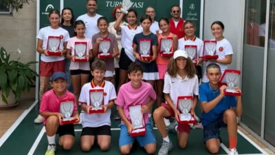Osmangazi Belediyespor Tenis Takımı sporcusu Azra Özyardımcı, İstanbul’da düzenlenen 12