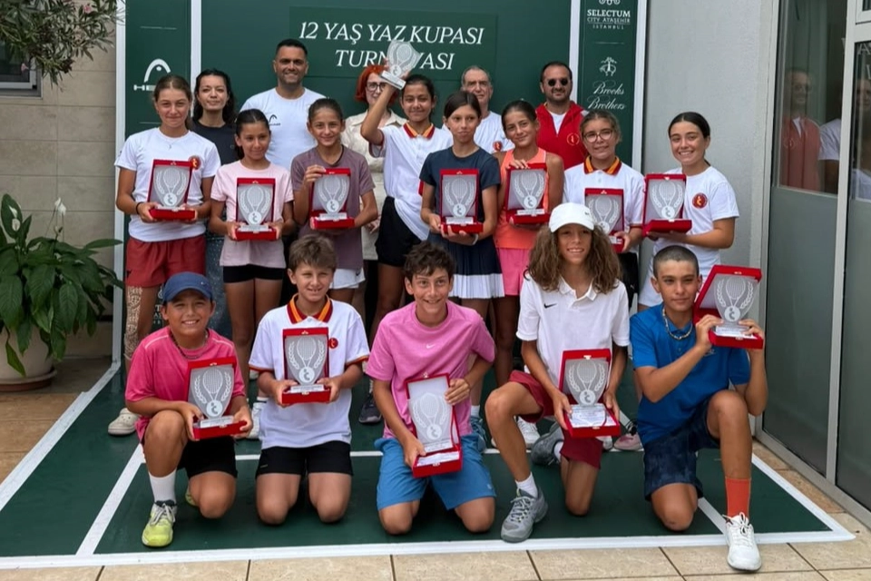 Osmangazi Belediyespor Tenis Takımı sporcusu Azra Özyardımcı, İstanbul’da düzenlenen 12
