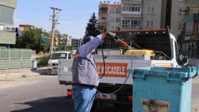 Şanlıurfa Büyükşehir Belediyesi, kent genelinde gece-gündüz aralıksız sürdürdüğü ilaçlama çalışmalarıyla