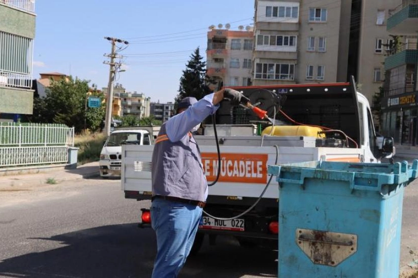 Şanlıurfa Büyükşehir Belediyesi, kent genelinde gece-gündüz aralıksız sürdürdüğü ilaçlama çalışmalarıyla