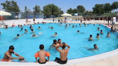 Hava sıcaklıklarının her geçen gün arttığı Şanlıurfa'da, Büyükşehir Belediyesi tarafından