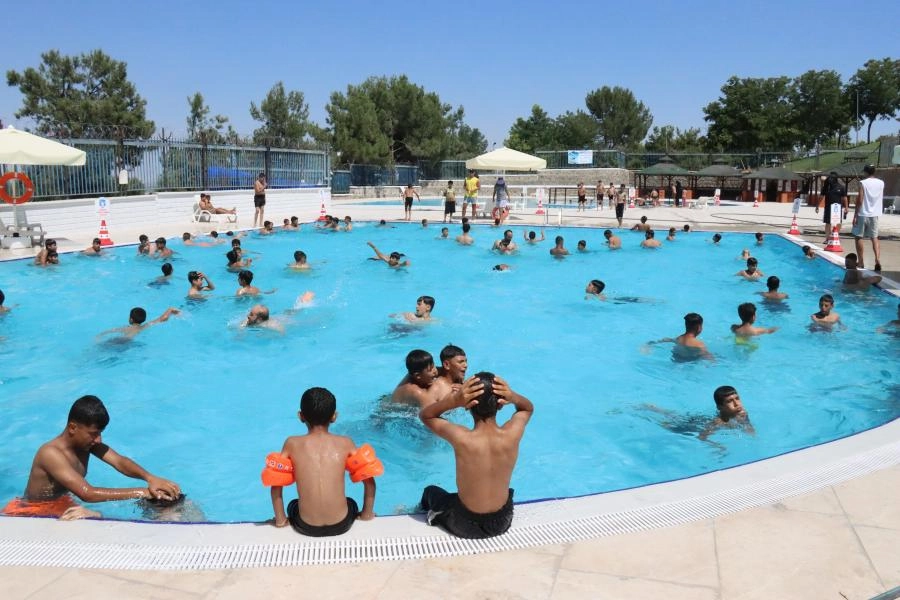Hava sıcaklıklarının her geçen gün arttığı Şanlıurfa'da, Büyükşehir Belediyesi tarafından