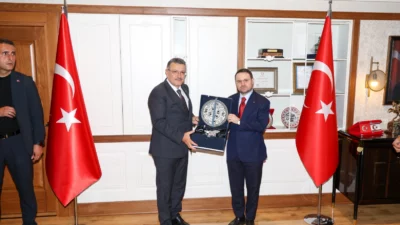 Adalet Bakanı Akın Gürlek, Trabzon Büyükşehir Belediyesi’ne ziyarette bulundu.