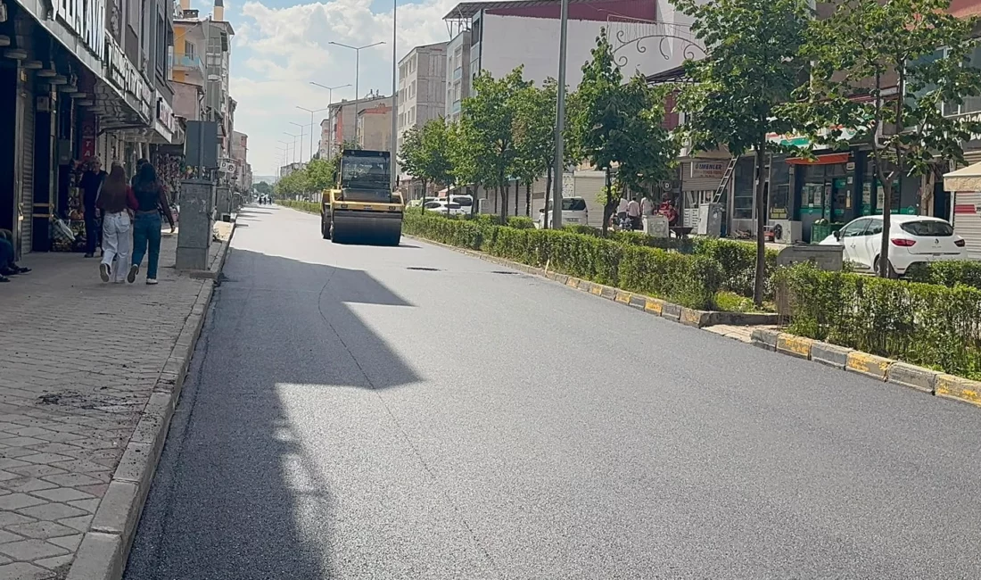 Ağrı'da Doğubayazıt Belediyesi, Uluyol Mahallesi’nin önemli güzergâhlarından Ağrı Caddesi’nde yürüttüğü asfalt