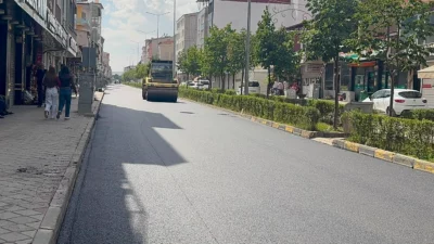 Ağrı'da Doğubayazıt Belediyesi, Uluyol Mahallesi’nin önemli güzergâhlarından Ağrı Caddesi’nde yürüttüğü asfalt