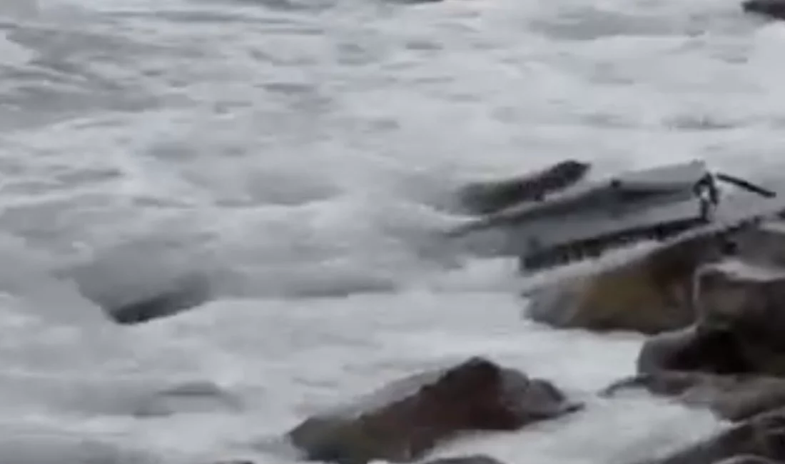 Düzce’nin Akçakoca ilçesinde, Çınar Plajı’nda kıyıya sürüklenen ve insansız hava