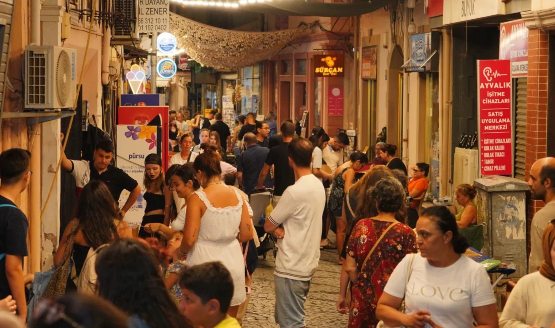 Ayvalık’ta yaz sezonu boyunca her akşam Talatpaşa Caddesi’nde kurulan Üretici