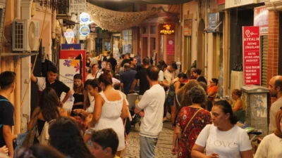 Ayvalık’ta yaz sezonu boyunca her akşam Talatpaşa Caddesi’nde kurulan Üretici