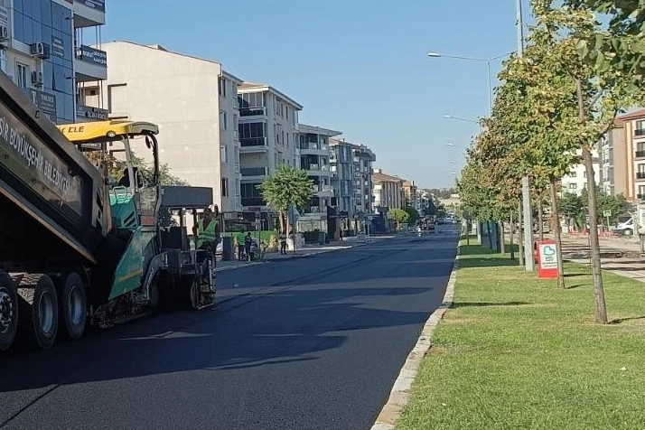 Balıkesir Büyükşehir Belediye Başkanı Ahmet Akın’ın başlattığı asfalt seferberliği kapsamında