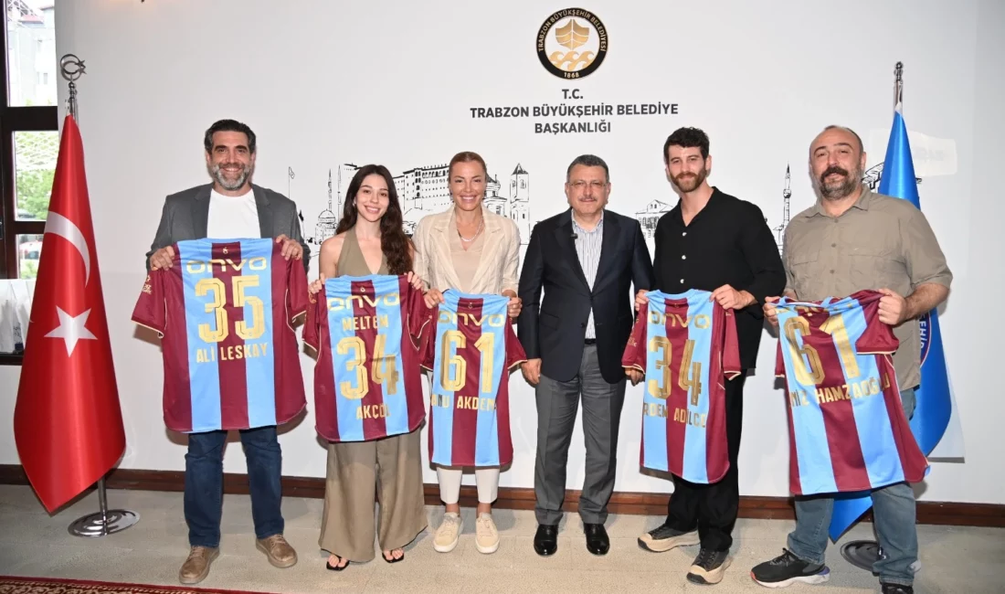 “Sevdam Karadeniz” dizisinin ekibini makamında ağırlayan Trabzon Büyükşehir Belediye Başkanı