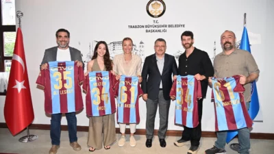“Sevdam Karadeniz” dizisinin ekibini makamında ağırlayan Trabzon Büyükşehir Belediye Başkanı