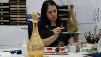 Bursa Büyükşehir Belediyesi, geleneksel Türk cam süsleme sanatını yaşatarak asırların