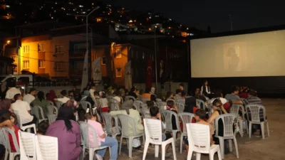 Osmangazi Belediyesi’nin “Osmangazi’de Yaz Film Gösterimleri” kapsamında Mollafenari Mahallesi’nde düzenlediği